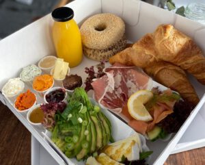 FRÜHSTÜCKSBOX für 2 Personen 18,50€ ( 2€ Flaschenpfand)
Vorbestellungen bitte bis zum Vortag 16:00 Uhr
(am Wochenende bis zum Vortag 18:00 Uhr)